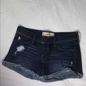 Hollister Dark wash jean shorts ( midi 4” inseam)